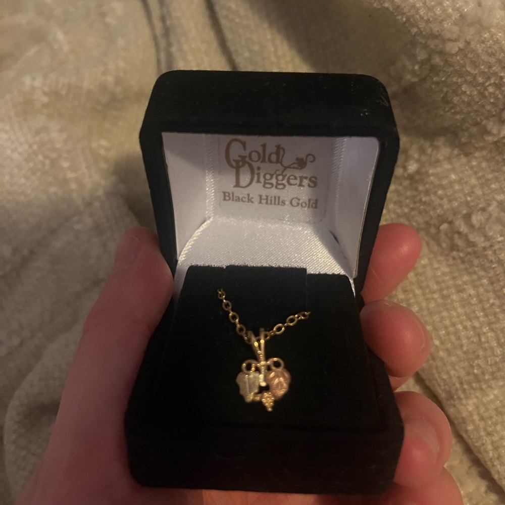 Black hills gold necklace 💛
